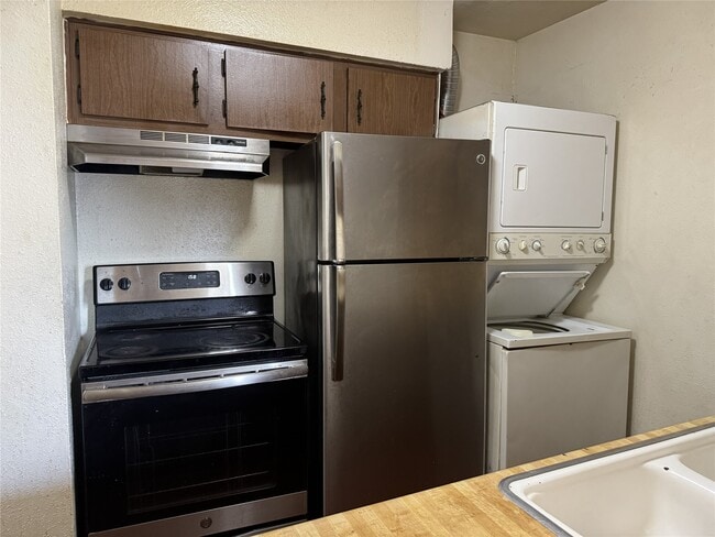 Building Photo - 6161 Reims Rd