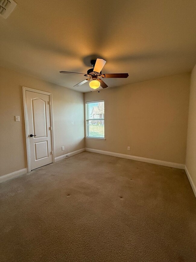 Building Photo - 5/4/3  Home with Game room in WALKING DISTANCE TO THE MARINA