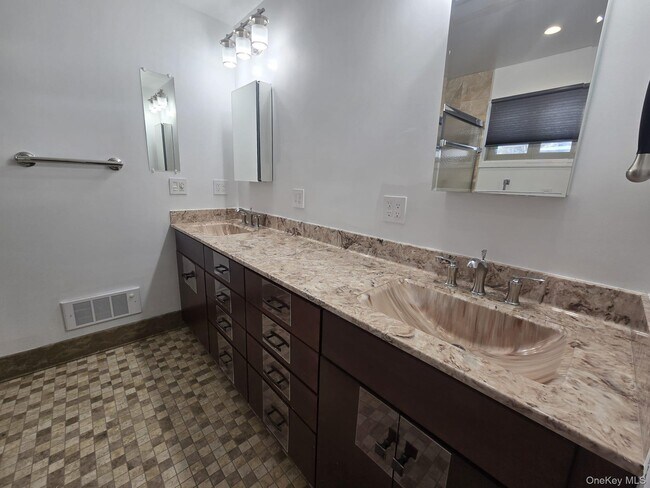 Building Photo - 10 Chestnut Dr