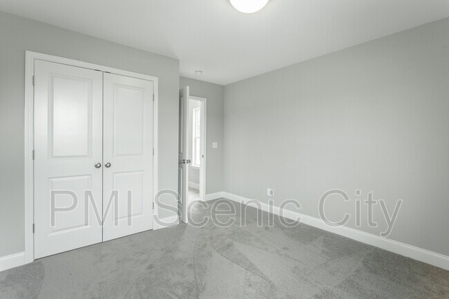 Building Photo - 591 Bellingham Dr NE