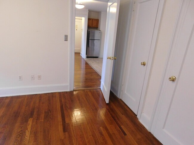 Building Photo - 32-15-32-35 35th St