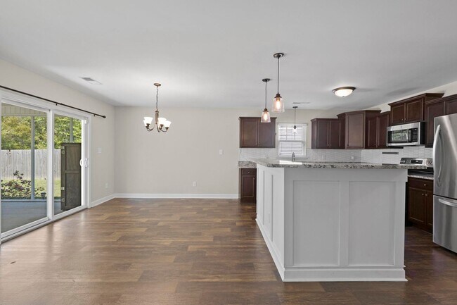 Building Photo - 3 bedroom with BONUS room in community pool neighborhood!