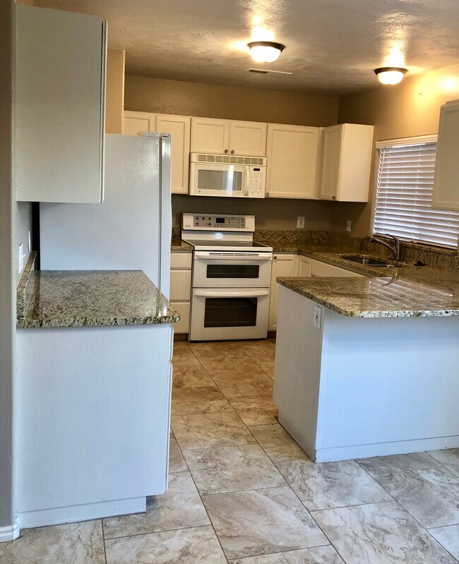 Building Photo - 441 Sunland Dr
