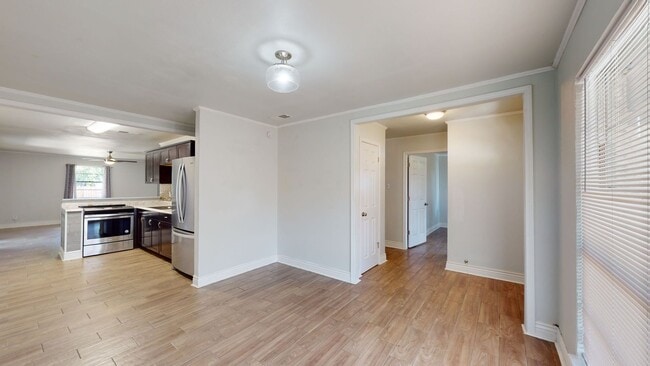 Building Photo - ALL TILE HOUSE MINUTES AWAY FROM FORT HOOD!