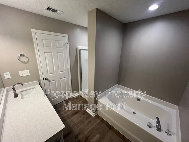 Building Photo - 707 Pine Hill Ct