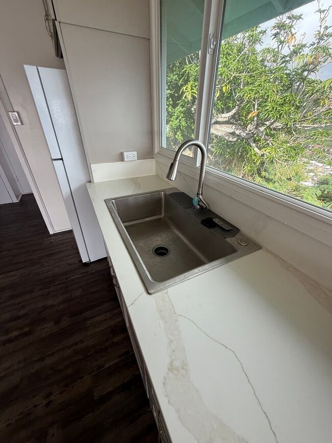 Building Photo - For Rent – 2BR / 1BA Home with Stunning Kahala Mountain View