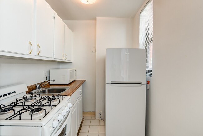Building Photo - Charming & Bright Junior One Bedroom at River Place North