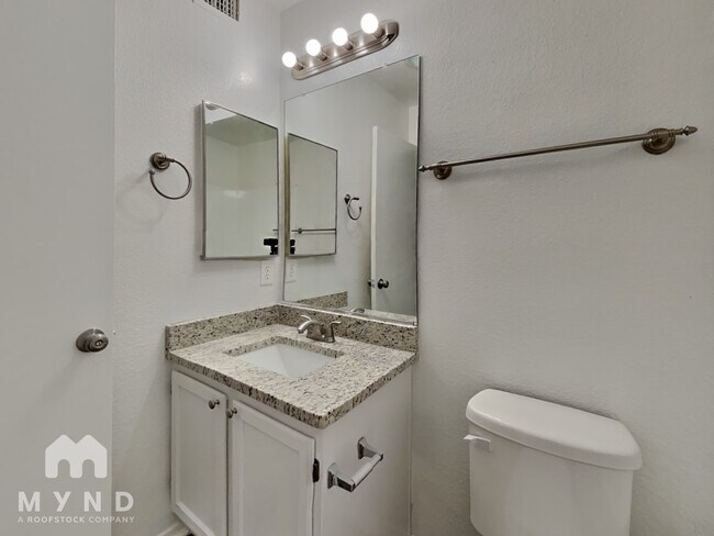 Building Photo - 8027 W Laurel Ln