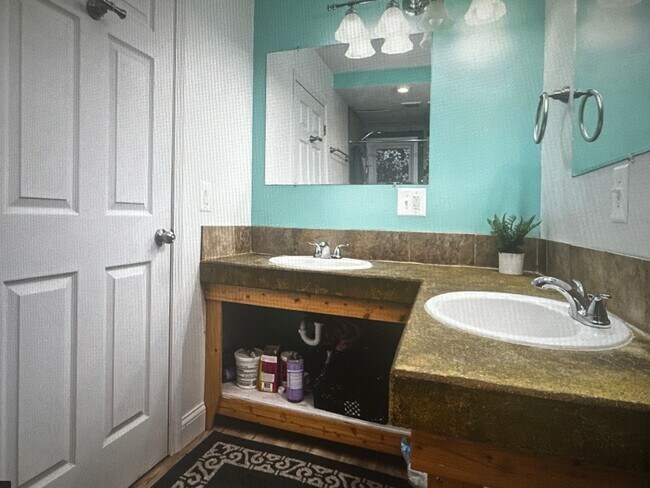 Building Photo - 239 Russell St