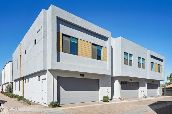 Primary Photo - 225 N Pleasant Dr