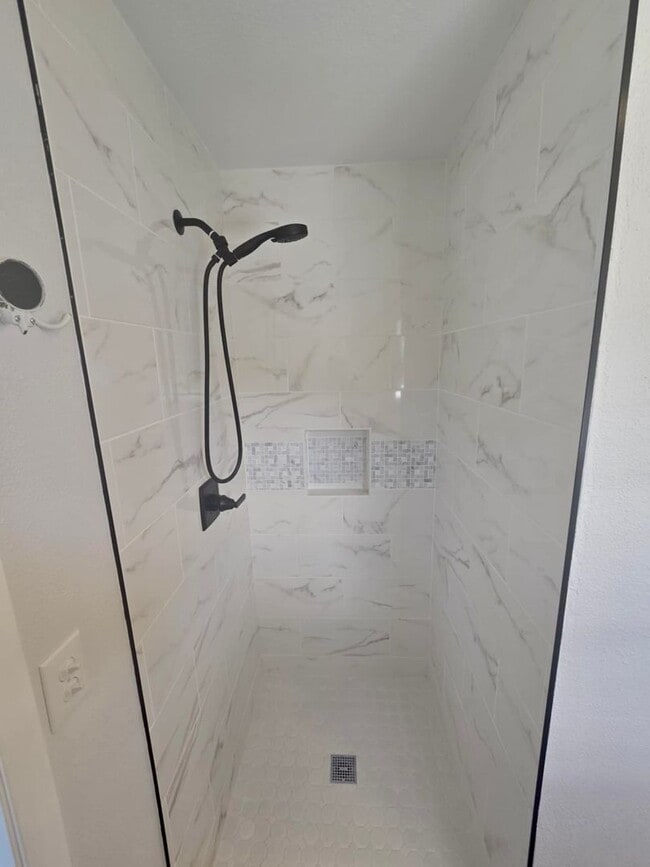 Building Photo - Location Friendly!!