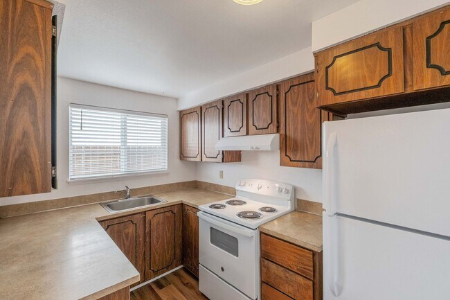 Building Photo - Beautiful 4 Bed, 2 Bath Townhouse with Lots of Closet Space and Laundry In Unit!