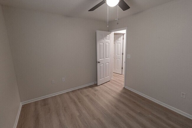 Building Photo - 1323-1325 Godas Dr