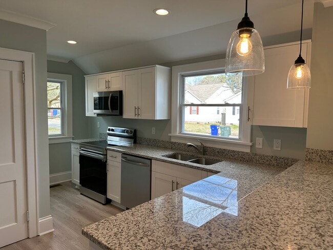 Building Photo - Beautifully Remodeled 4-bedroom Cape Cod -...
