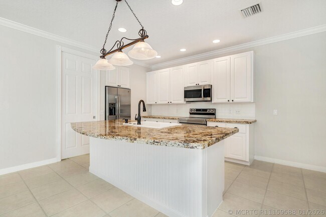Building Photo - 130 Poinciana Dr