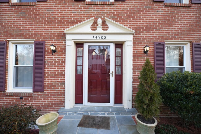 Building Photo - Gorgeous 4 BR 2+2 Baths Colonial - Finished Walk-Out Basement and Car Garage