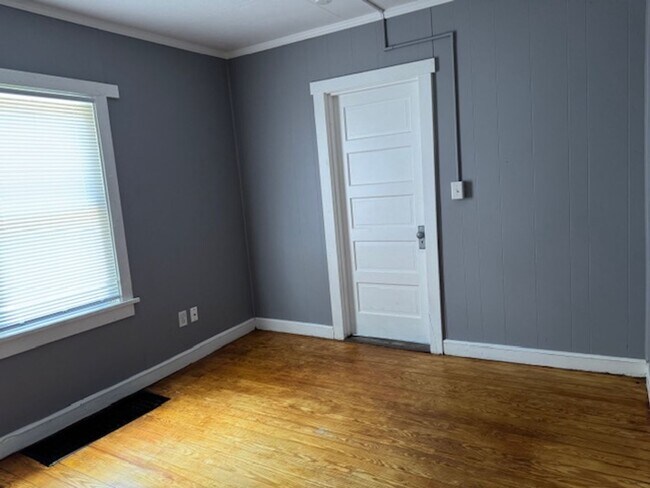 Building Photo - 3 Bedroom, 1 Bath Cape Cod Home w/Detached...