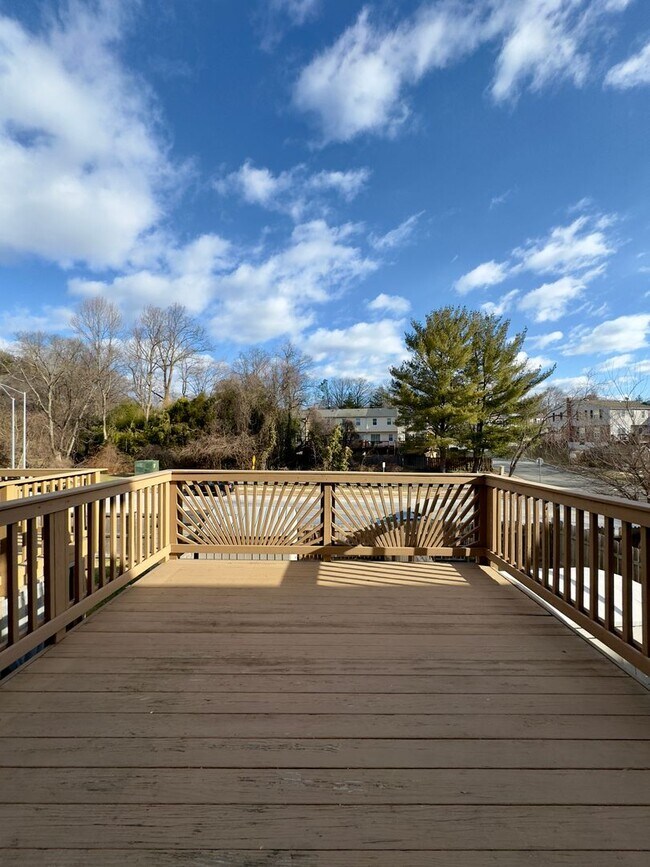 Building Photo - Charming 2 Bedroom/1.5 Bathroom Townhome in Nottingham, MD!