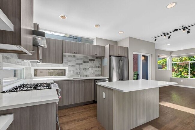 Building Photo - Trendy West Seattle Townhome w/Air Conditioning and Rooftop Deck