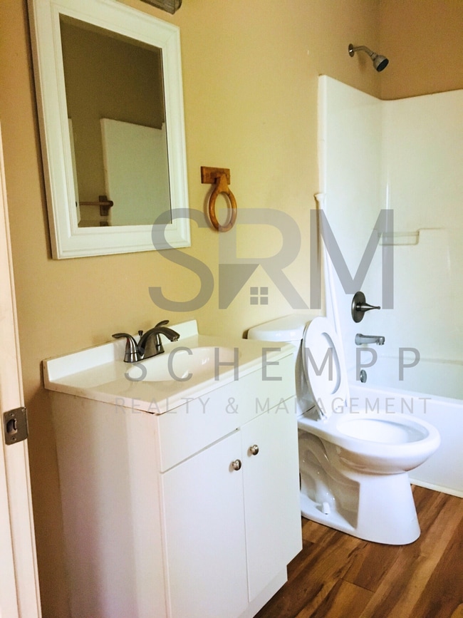 Building Photo - Renovated 2 bedroom in the Russell neighborhood! *Section 8 accepted*