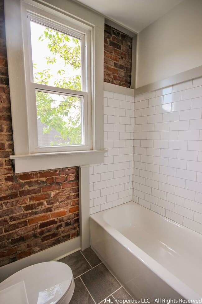 Building Photo - Updated 2 Bedroom 1 Bathroom in Downtown C...