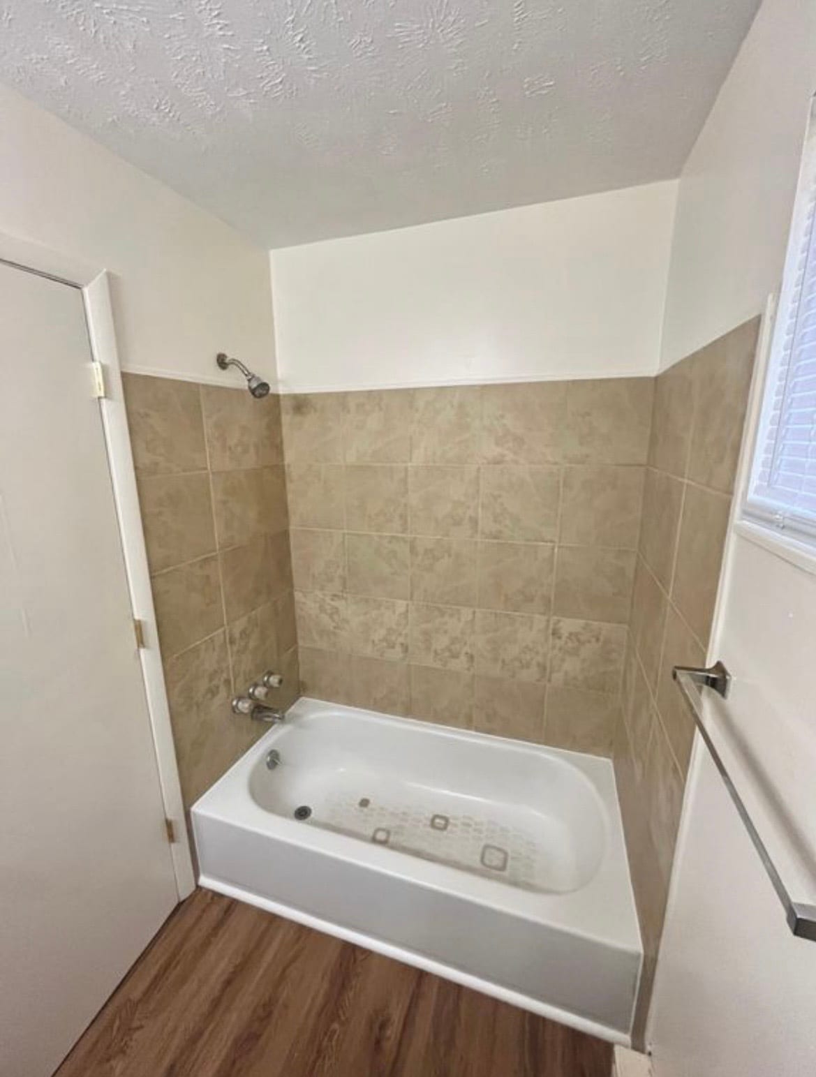 Building Photo - 400 W 7th St