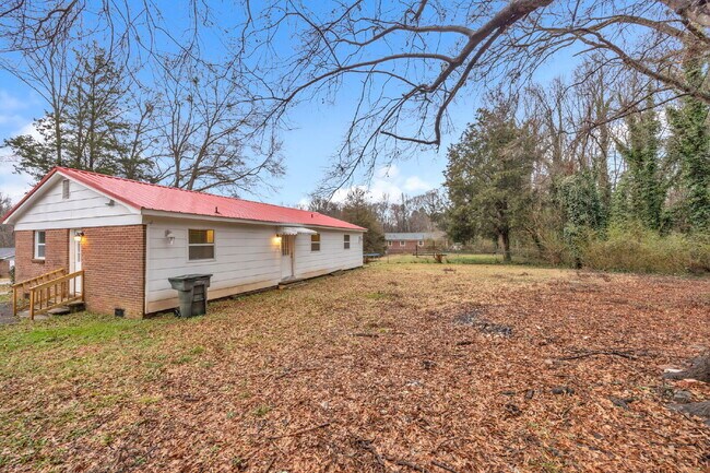 Building Photo - Welcome to your renovated 3-bed, 2-bath gem in scenic Gaffney, SC! $1,450/mo rent