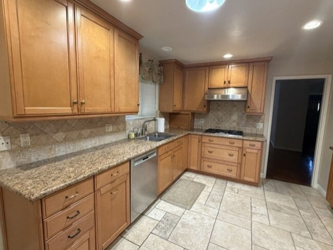 Building Photo - Spacious & Charming 3 Bedroom and a Den Home with Beautiful Updates