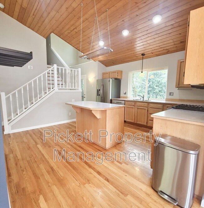 Building Photo - 18845 NE Meadow Run Dr