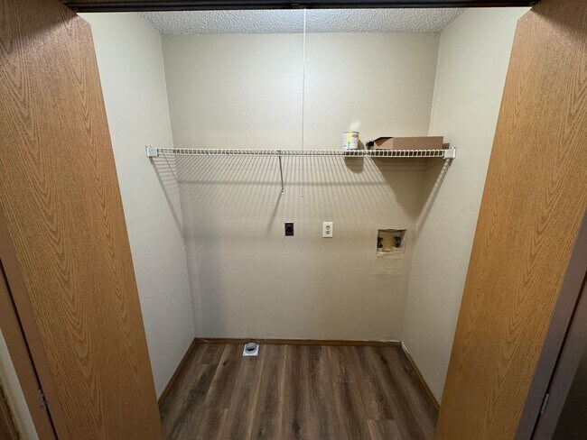 Building Photo - Recently updated 2 bed 1 bath Duplex with garage available now!