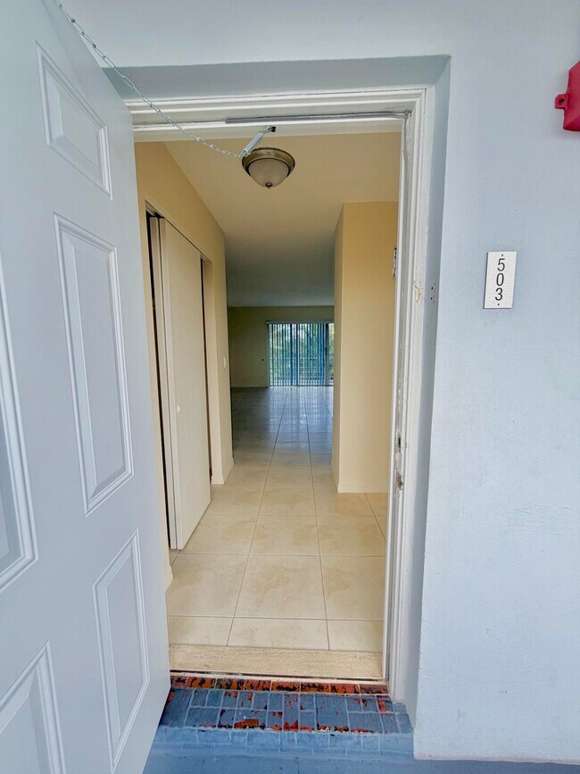 Building Photo - 1000 NE 14th Ave