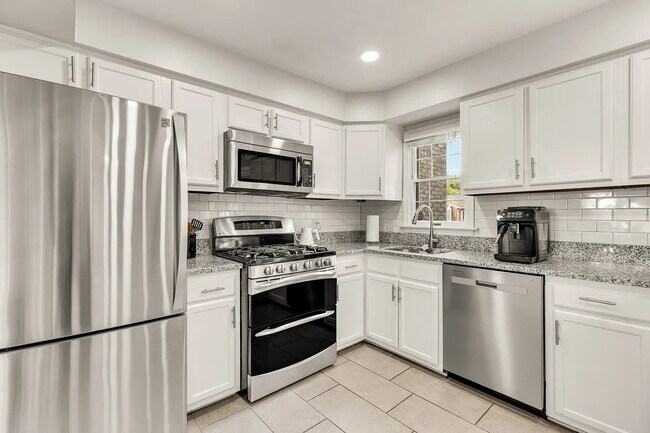 Building Photo - 10855 Lockwood Dr