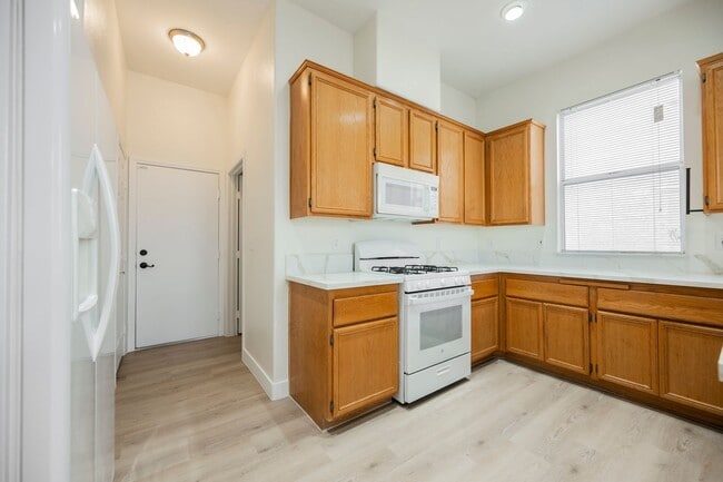 Building Photo - Honey, I’m Home! This Lovely 3 Bedroom, Two-Story Home Is Located In Summerlin.