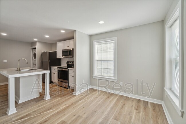 Building Photo - 530 N Church St