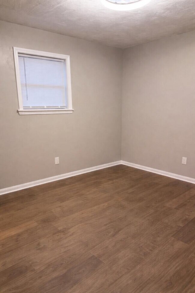 Building Photo - 1102 Asbury Cir E