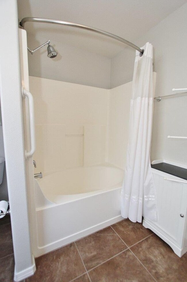 Building Photo - Immaculate Single-Level Home