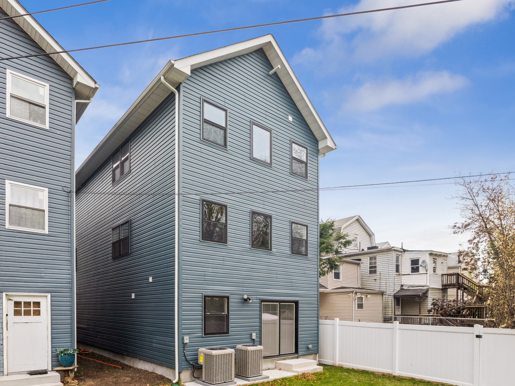 Building Photo - 84 Hollywood Ave