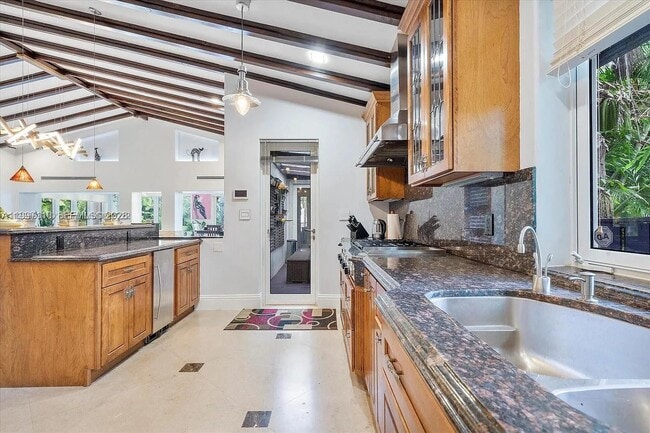 Building Photo - 800 SW 12th Ave