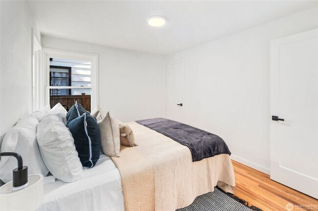 Building Photo - 2bd/1.75ba Seattle Condo