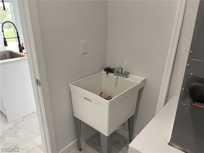 Building Photo - 825 Porter St E