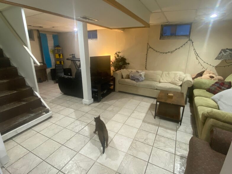 Building Photo - 941 E Jefferson St