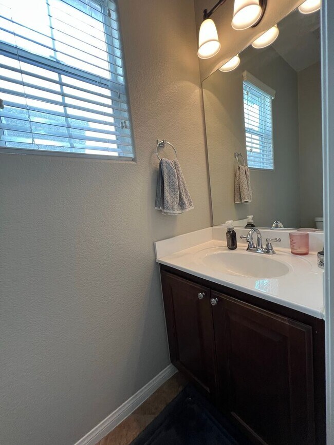 Building Photo - ABSOLUTELY AMAZING! Large 4 bedroom 2 stor...