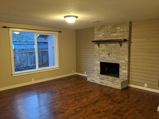 Building Photo - Updated 3bd/2bth Home with Solid Surface F...