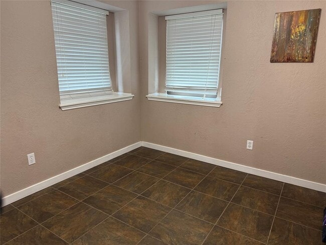 Building Photo - 702 Omega Cir
