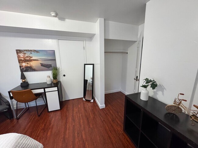 Building Photo - 68 E 200 S