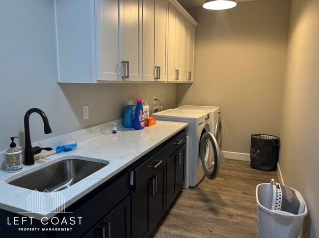 Building Photo - 4154 SE Inlet Ave