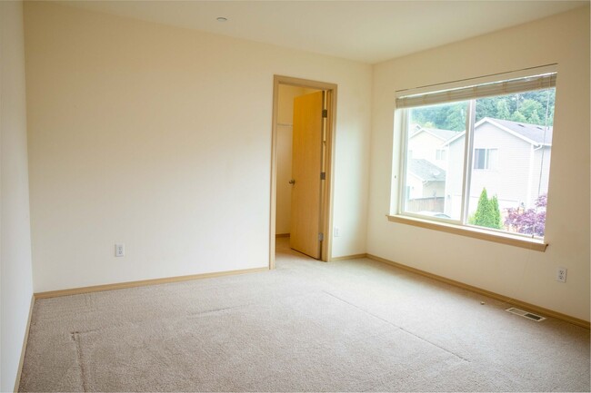 Building Photo - 1255 Burnside Pl