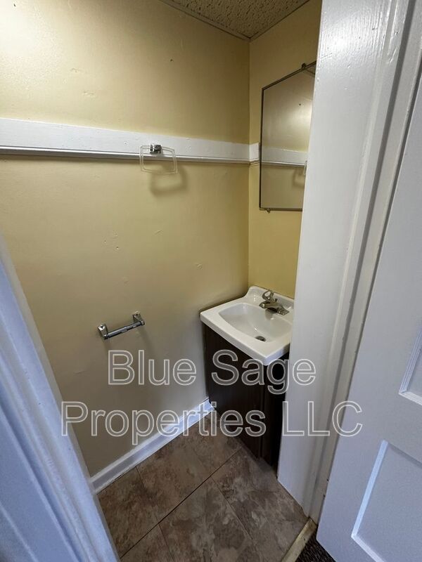 Building Photo - 1500 Llanwellyn Ave