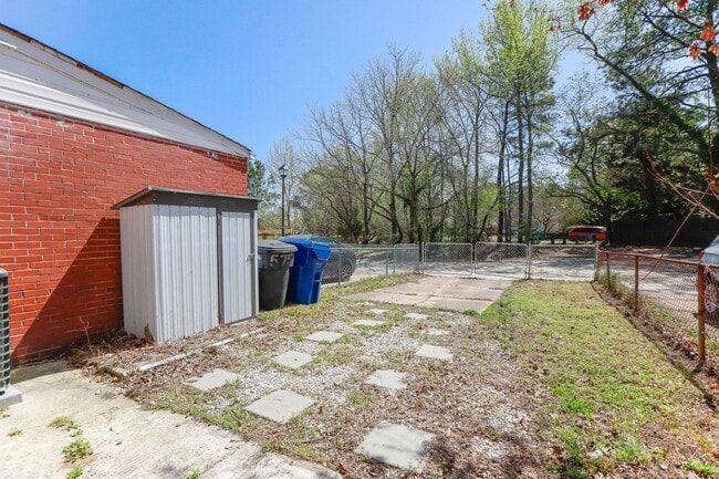 Building Photo - "Beautifully Updated Townhome – Ready for ...