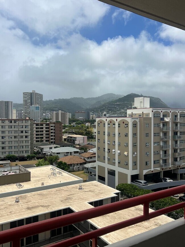 Building Photo - Beautifully Updated 1BR Condo Minutes from Waikiki/Ala Moana